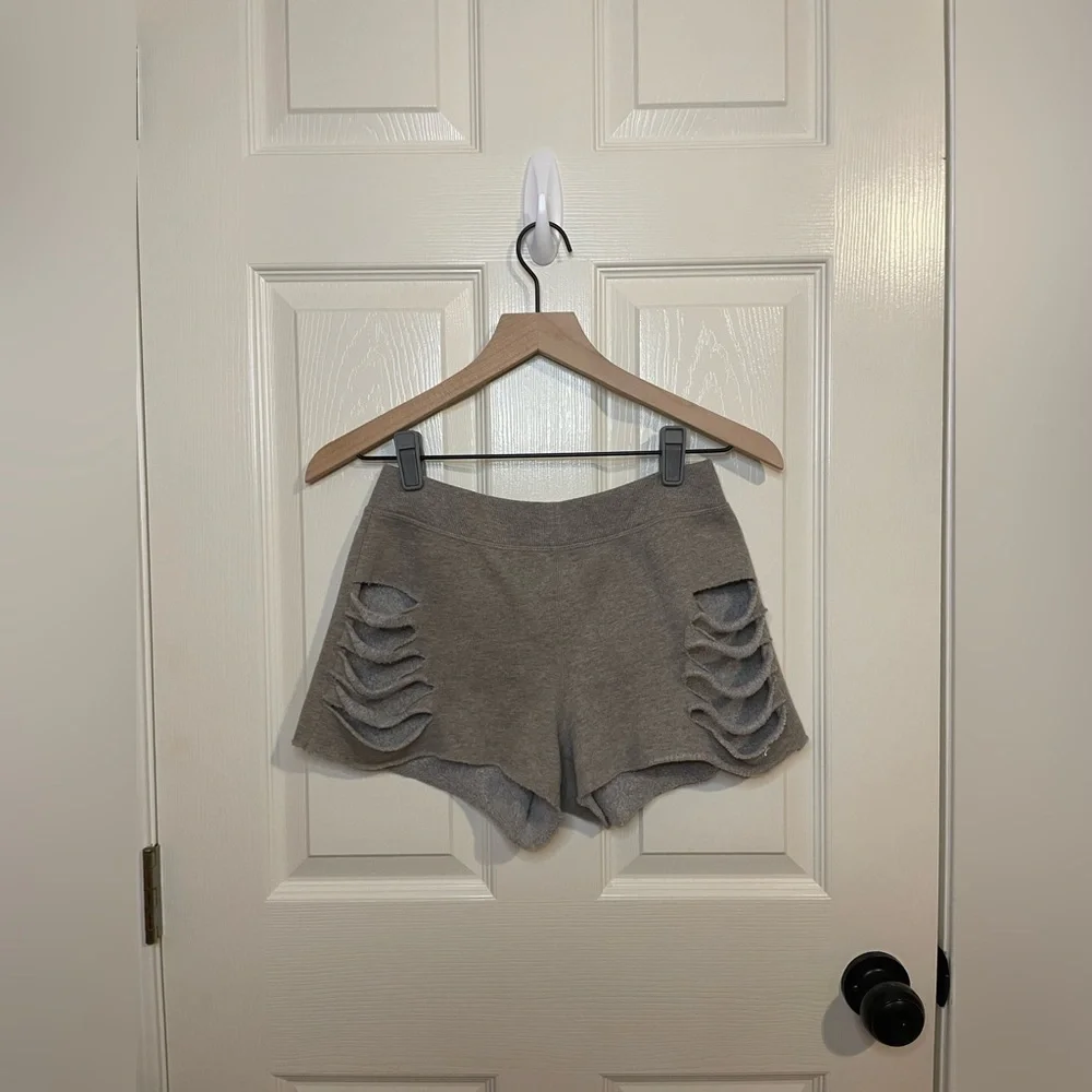 Alo Yoga Gray Distressed Sweat Shorts Athleisure Luxe Size XS